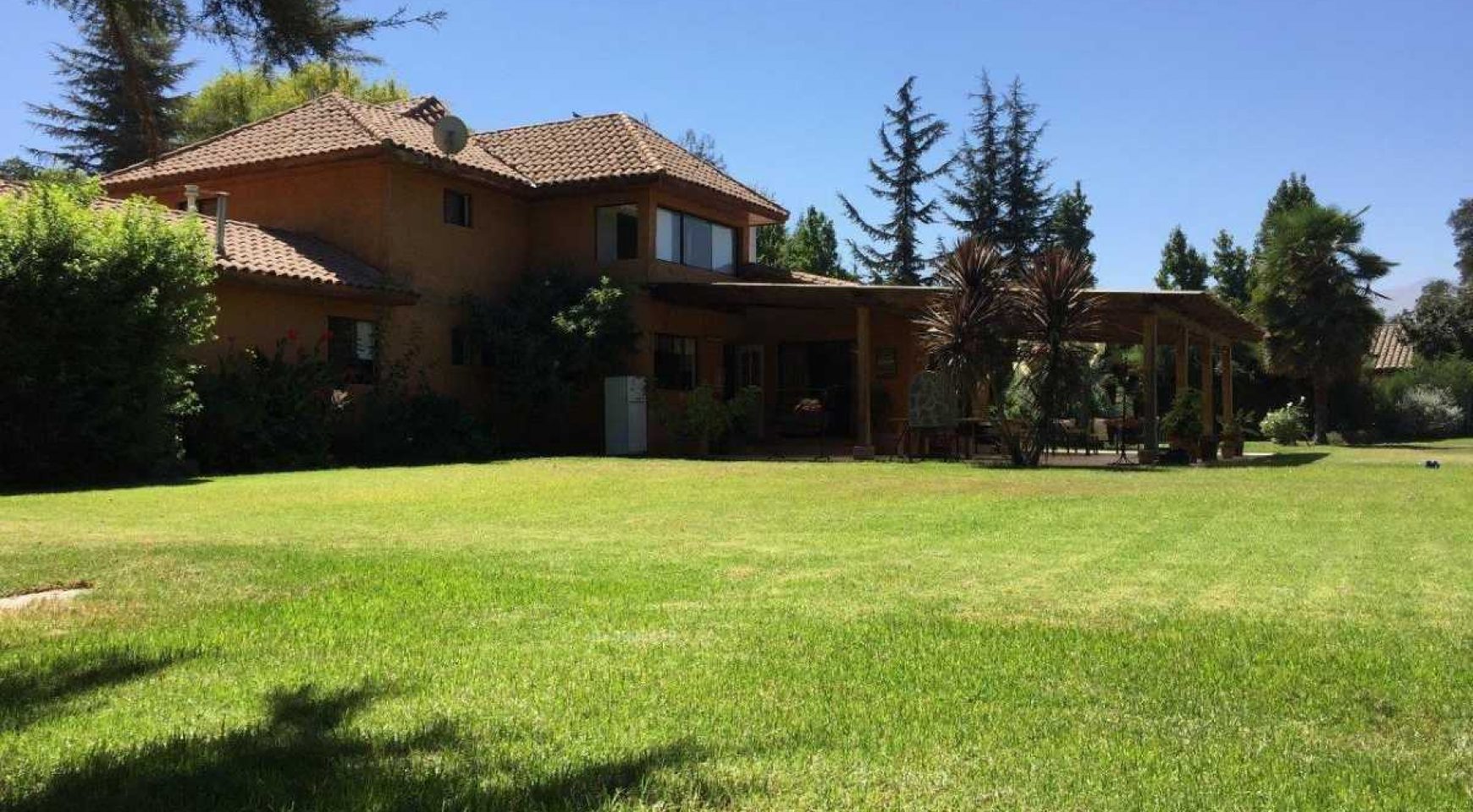 CASA PARCELA EN CONDOMINIO CHICUREO PONIENTE – Miradorpropiedades.cl